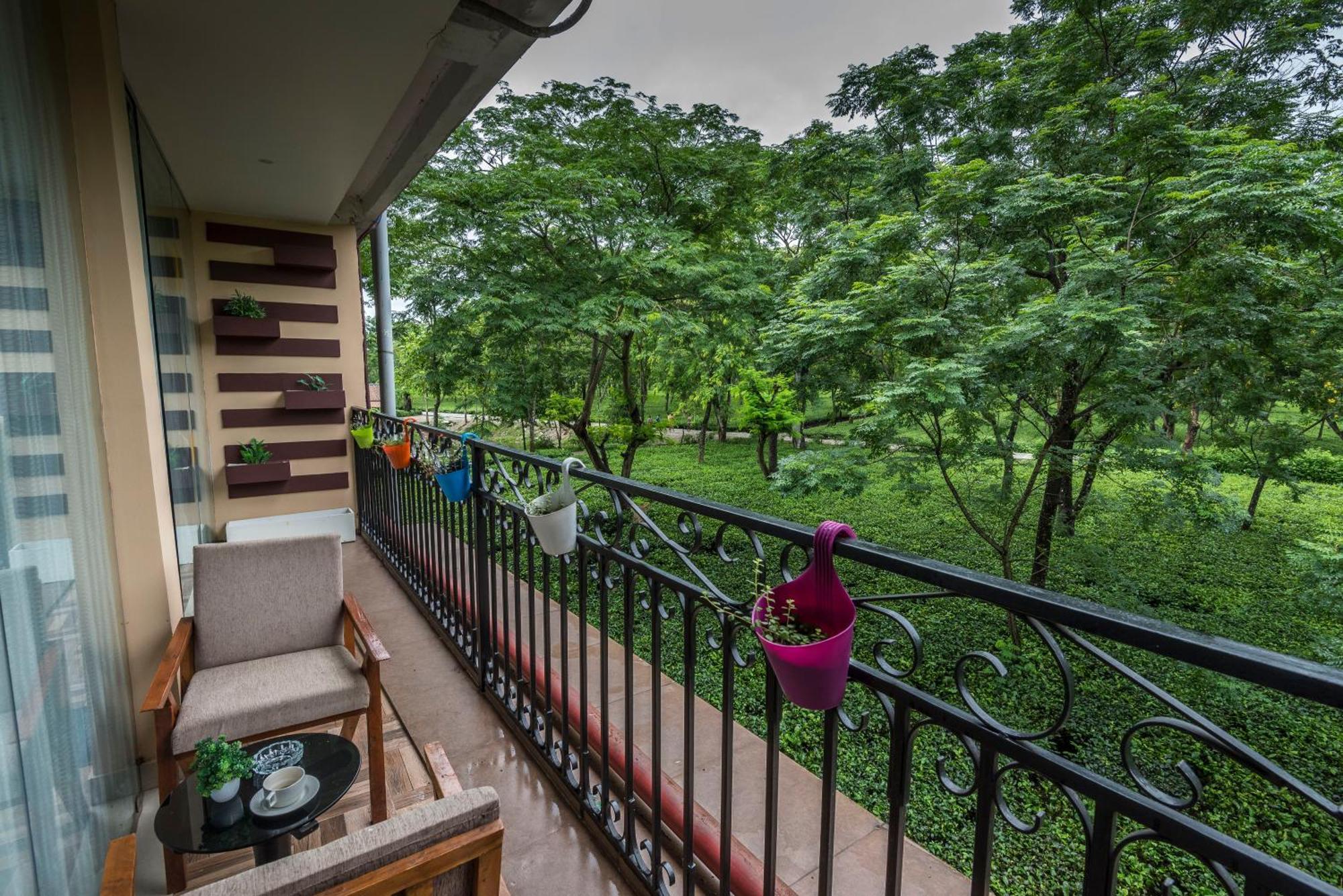 Tusker Tea County Hotel Chālsa Exterior foto